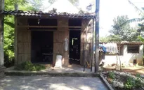 Người đàn bà “lê lết” xin từng bữa cơm nuôi chồng và con ở bệnh viện