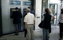 Người dân Hy Lạp rút tiền ồ ạt ra khỏi các ngân hàng