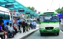 Thiếu nhà chờ, người dân TP.HCM đội nắng, đội mưa chờ xe bus