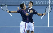 Novak Djokovic lần đầu chiến thắng cùng em trai