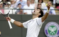 Thắng một trong những trận khó nhất, Nole vào tứ kết Wimbledon 2015