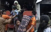 Indonesia sơ tán người dân do núi lửa phun trào