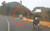 Lái xe lơ là, ô tô lao đầu xuống cống