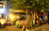 Ô tô mất lái đâm sập nhà dân, 3 người bị thương