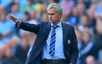 Mourinho trùm kín mặt, phóng như bay rời đại bản doanh Chelsea