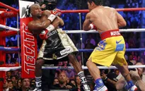 Tấn công vũ bão, Pacquiao ép Mayweather suýt ngã ngửa