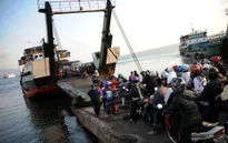 Tàu du lịch chở hơn 100 người gặp nạn ở Indonesia