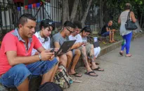 Người dân Cuba háo hức với điểm Wifi đầu tiên