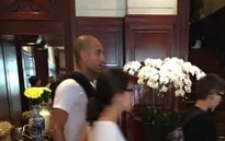 HLV Pep Guardiola bất ngờ xuất hiện tại Hà Nội