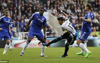 Newcastle 2-2 Chelsea: Mourinho không thể cứu The Blues