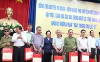 Phó Chủ tịch nước Nguyễn Thị Doan thăm, tặng quà các gia đình chính sách tại Hà Nam