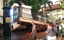 Hà Nội: Dông lốc mạnh làm bật móng 1 phòng bảo vệ