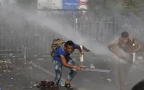 Cảnh sát Hungary dùng vòi rồng ngăn người di cư tại biên giới