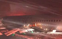 Canada: Máy bay văng khỏi đường băng do va cột điện