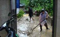 Quảng Ninh: Người dân tương trợ lẫn nhau dọn dẹp bùn đất sau mưa lũ