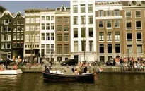 Vớt rác thải từ những con kênh ở Amsterdam