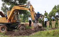 Tây Ninh: Khai quật hố chôn rác thải y tế trái phép