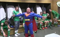 Siêu nhân ăn mừng cùng các tuyển thủ CH Ireland ở phòng thay đồ