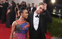 Robert Pattinson lùi ngày cưới?