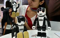Ra mắt robot điện thoại thông minh có thể giao tiếp với người dùng