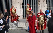 Cấm 'võ sĩ giác đấu' thu tiền chụp ảnh của khách du lịch tại Rome