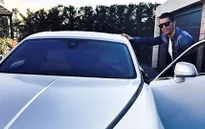 Ronaldo cưỡi siêu xe giá 330.000 bảng tới sân tập