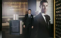 Ronaldo bảnh bao tự PR nước hoa mang tên mình