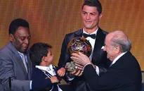 Ronaldo được tặng giày đính kim cương sau lễ trao giải Quả bóng vàng