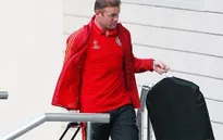Rooney tay xách nách mang vào khách sạn siêu sang