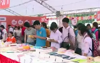 Đông đảo người dân nô nức tham gia Hội chợ sách 2015