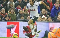 Bị qua mặt, hậu vệ Sakho dùng kỹ thuật môn rugby