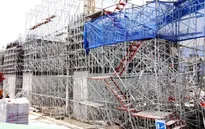 Sập giàn giáo ở TP.HCM: Nỗ lực giải cứu công nhân mắc kẹt