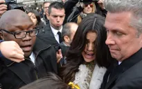 Selena Gomez sợ hãi trong vòng vây fan cuồng