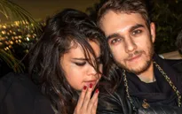 Selena Gomez say đắm đôi mắt bạn trai