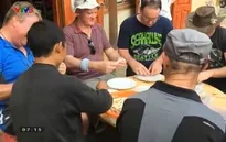 Người nước ngoài thích thú với trải nghiệm nấu ăn tại Sapa