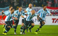 Argentina vượt qua Colombia sau loạt “đấu súng” nghẹt thở