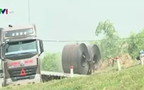Hà Nội: Xe quá tải rầm rập phá đường đê Phúc Lợi