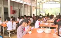 Sơn La: Bữa ăn bán trú tiếp sức học sinh nghèo đến trường