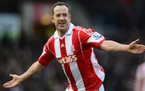 Siêu phẩm từ gần 60m vào lưới Chelsea của Charlie Adam