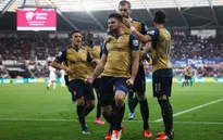 Thắng đậm Swansea, Arsenal tiếp tục chia sẻ ngôi đầu với Man City