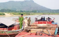 Hà Tĩnh: Bắt quả tang 3 sà lan khai thác cát trái phép