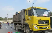 Hà Nội: Xe ben đâm xe máy, một phụ nữ tử vong tại chỗ