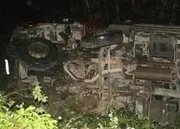 Xe tải lao xuống vực, em béi thoát chết hy hữu