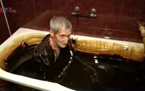 Kỳ lạ tắm thư giãn bằng... dầu thô