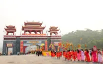Hàng vạn du khách về dự khai hội Tây Thiên