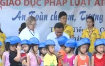 Sinh viên tặng mũ bảo hiểm cho học sinh