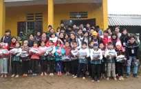 Tặng quà, bánh chưng cho người nghèo