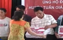 Tặng quà cho các gia đình bị thiệt hại do lũ lụt tại Điện Biên, Quảng Ninh