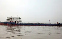 Sà lan đâm thủng tàu vận chuyển xăng