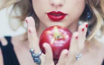 Taylor Swift vui mừng đồng ý đưa “1989” lên Apple Music